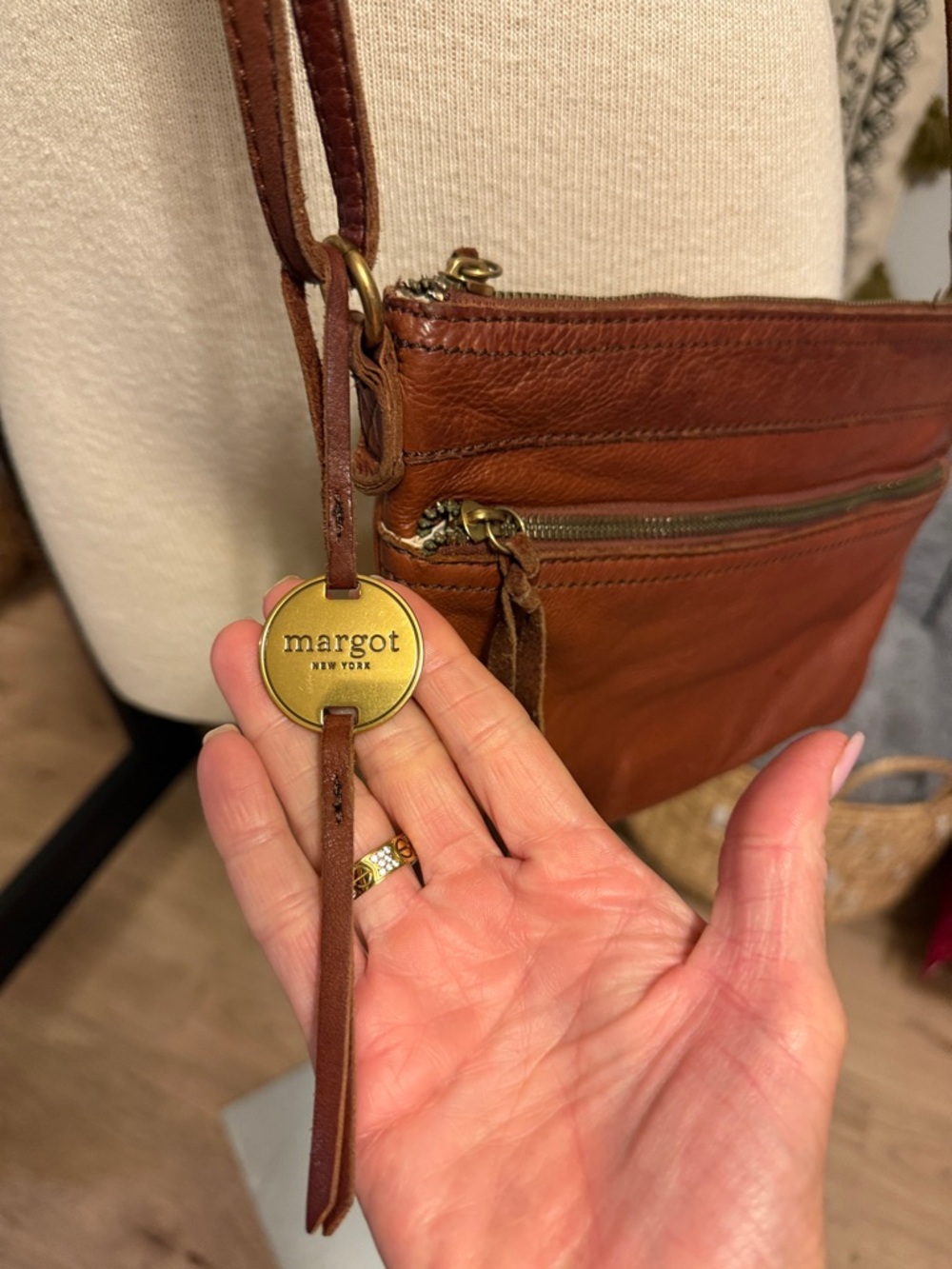 Margot New York - Genuine Leather Crossbody Bag in Cognac Brown - Picture 3 of 10